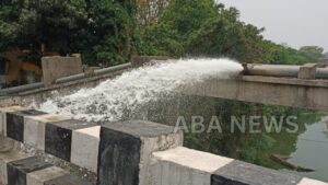 जारों लीटर पानी की बर्बादी